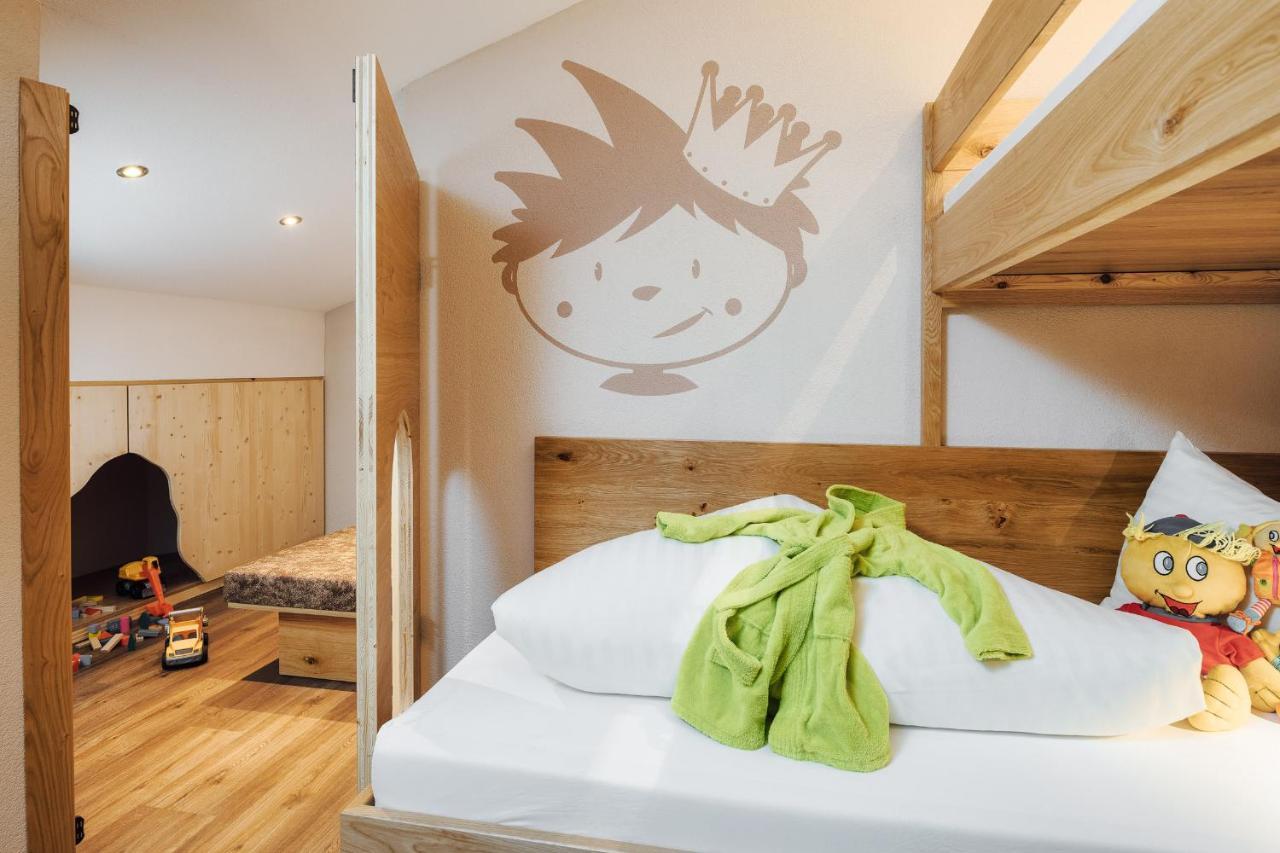Kinderhotel Laderhof Ladis Exteriör bild