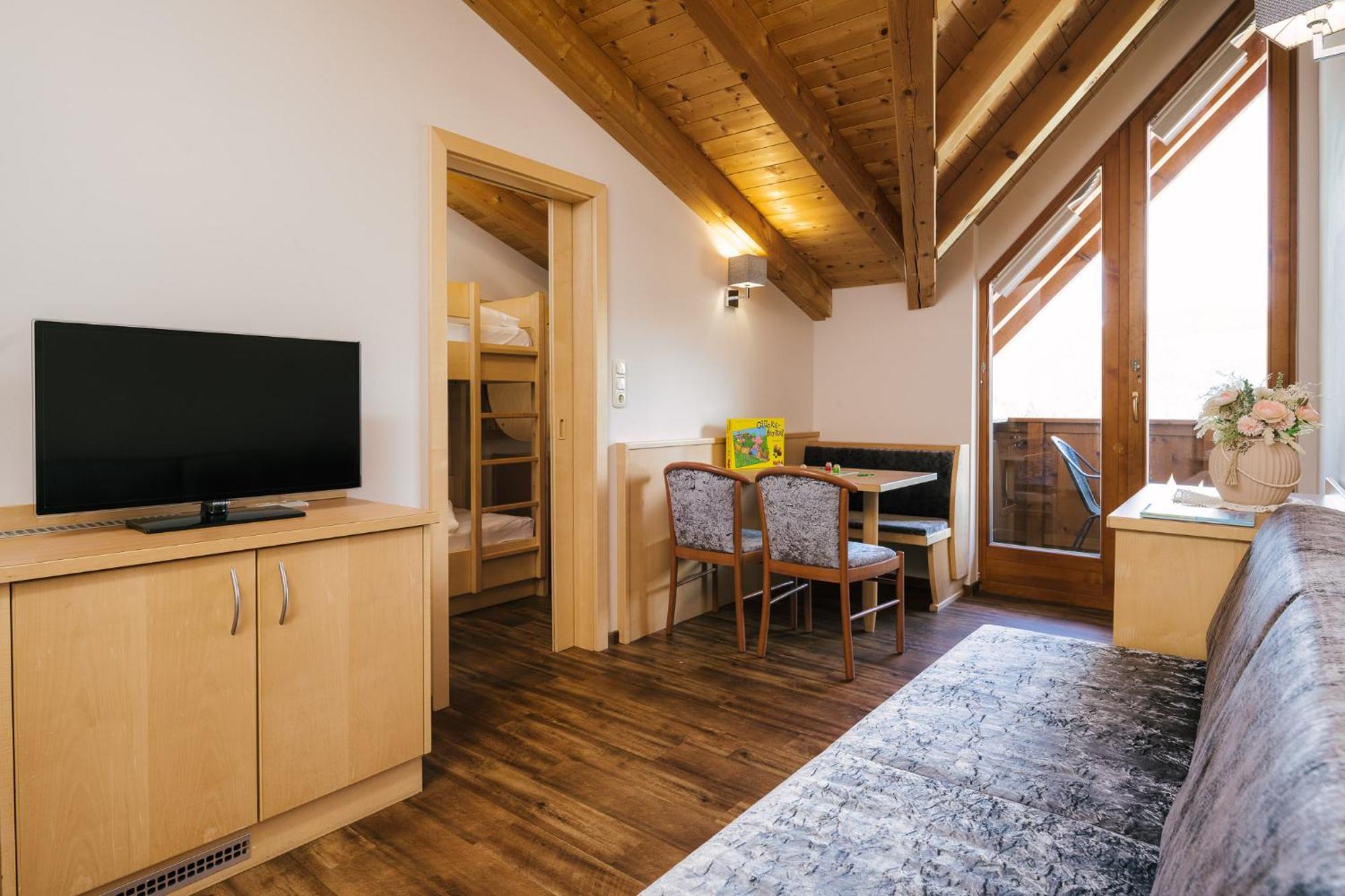 Kinderhotel Laderhof Ladis Exteriör bild