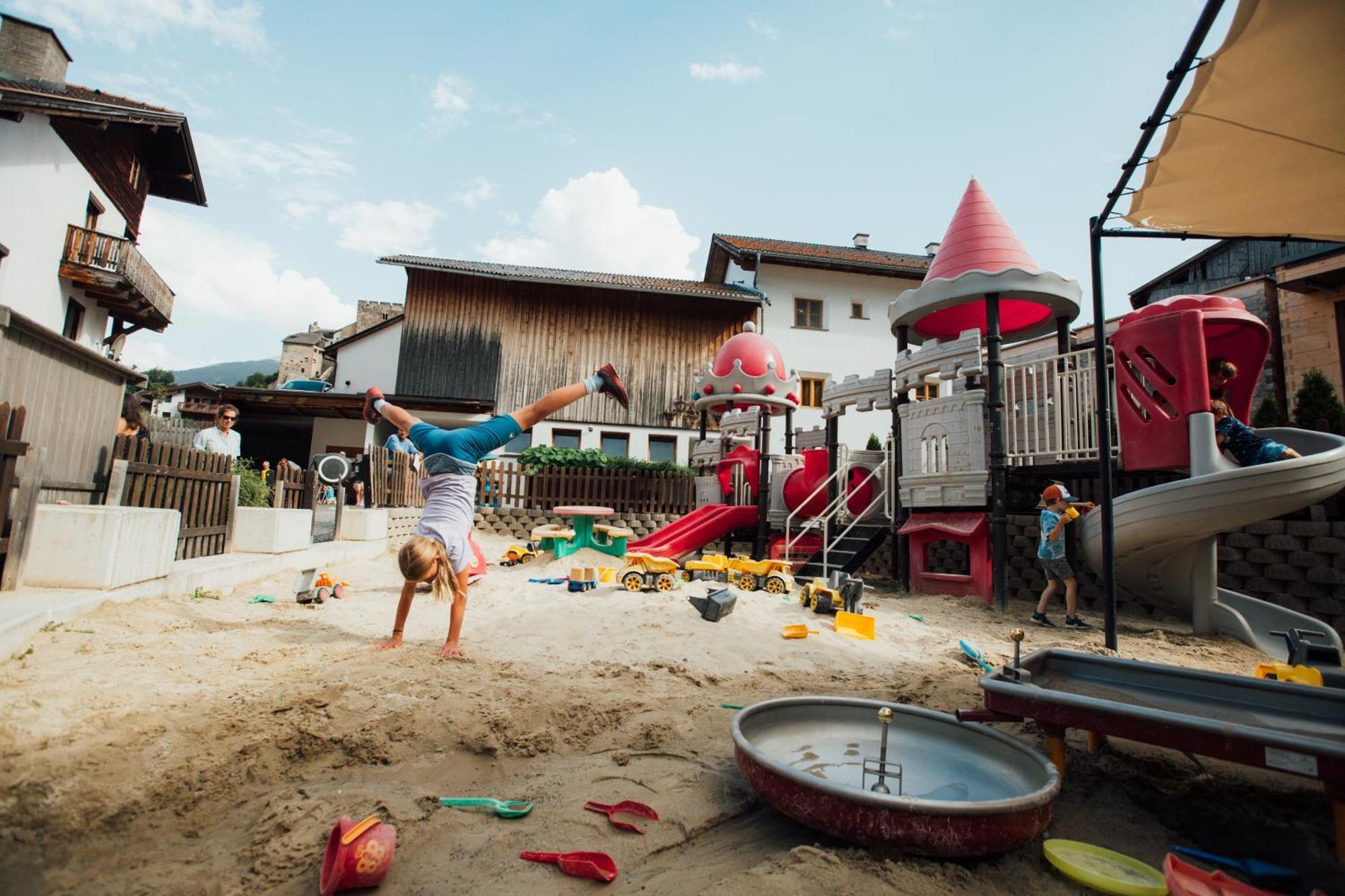 Kinderhotel Laderhof Ladis Exteriör bild