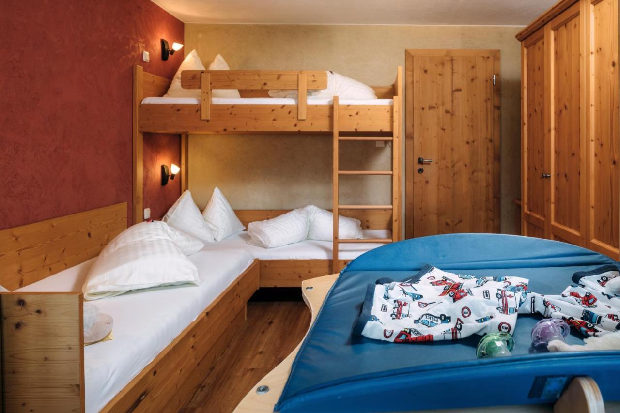 Kinderhotel Laderhof Ladis Exteriör bild