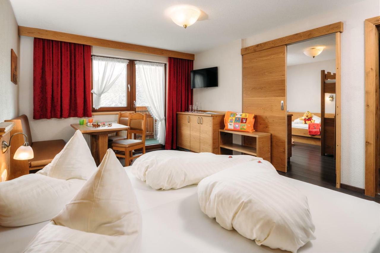 Kinderhotel Laderhof Ladis Exteriör bild