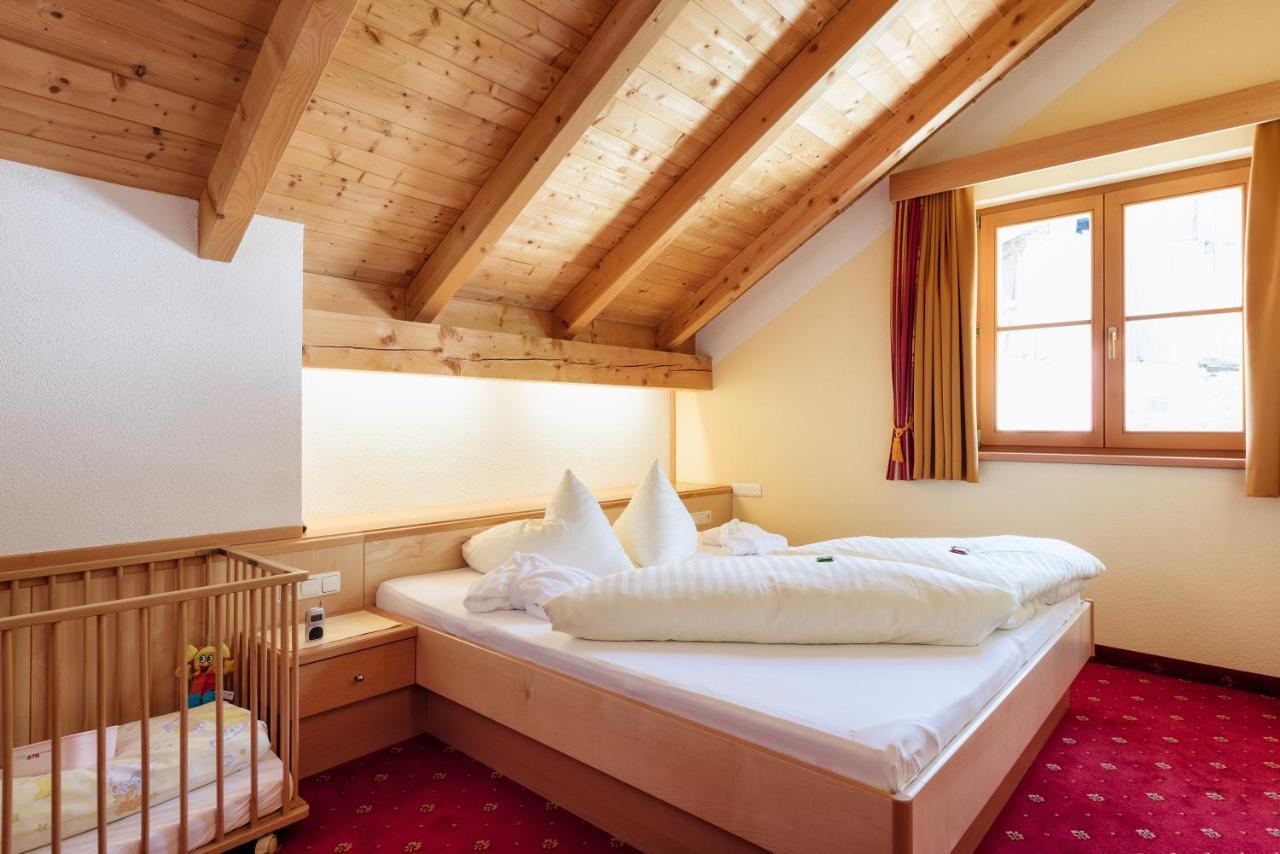 Kinderhotel Laderhof Ladis Exteriör bild